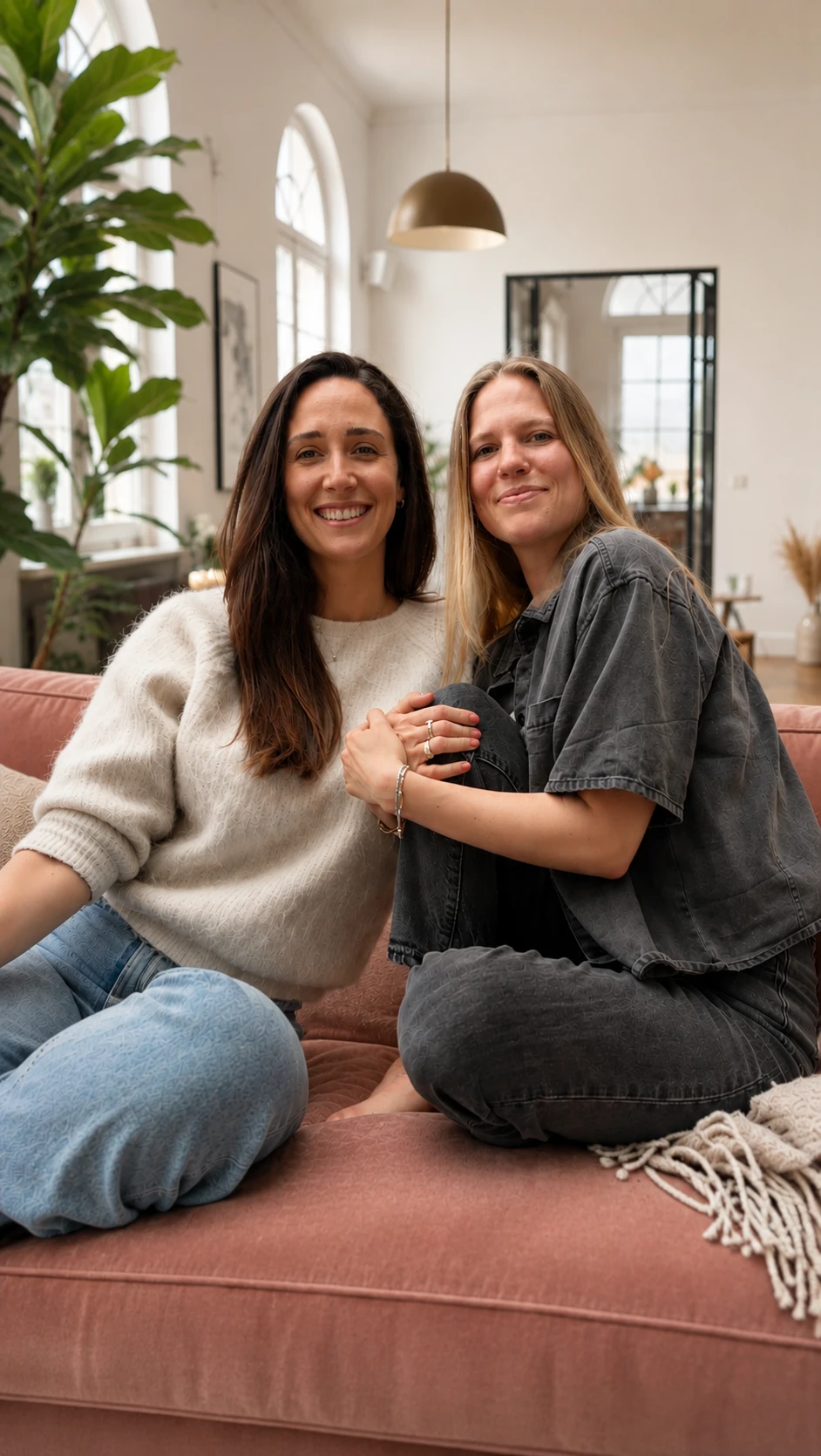 Silvana (links) und Leena (rechts), die Gründerinnen von NoMamaB SHIFT, auf dem Sofa